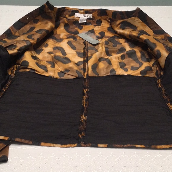 W D N Y Animal Print Roushed Waist Button Down Blouse Four Buttons on Cuff - Picture 5 of 6